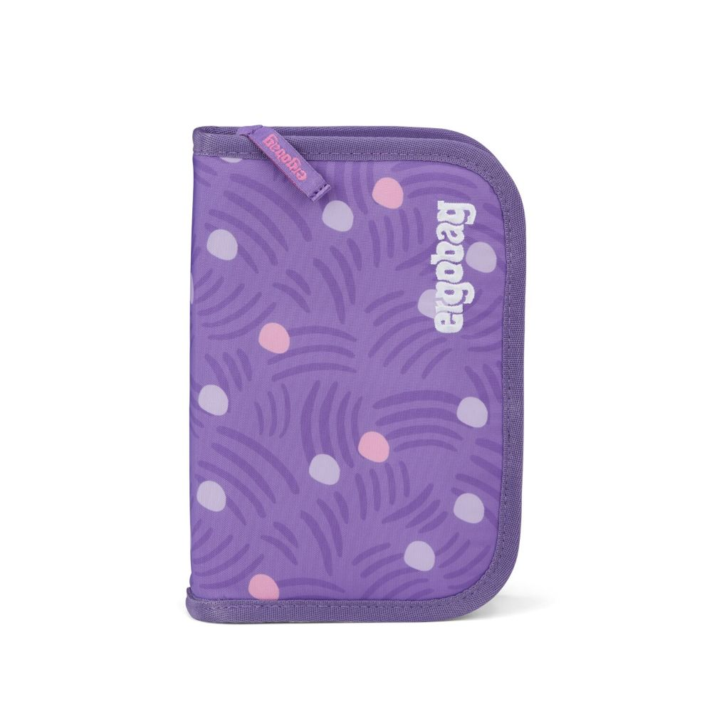 Ein lila Federmäppchen mit weißen und rosa Punkten und dem Wort 'ergobag' in Weiß. Ein kleineres 'ergobag' ist ebenfalls sichtbar.