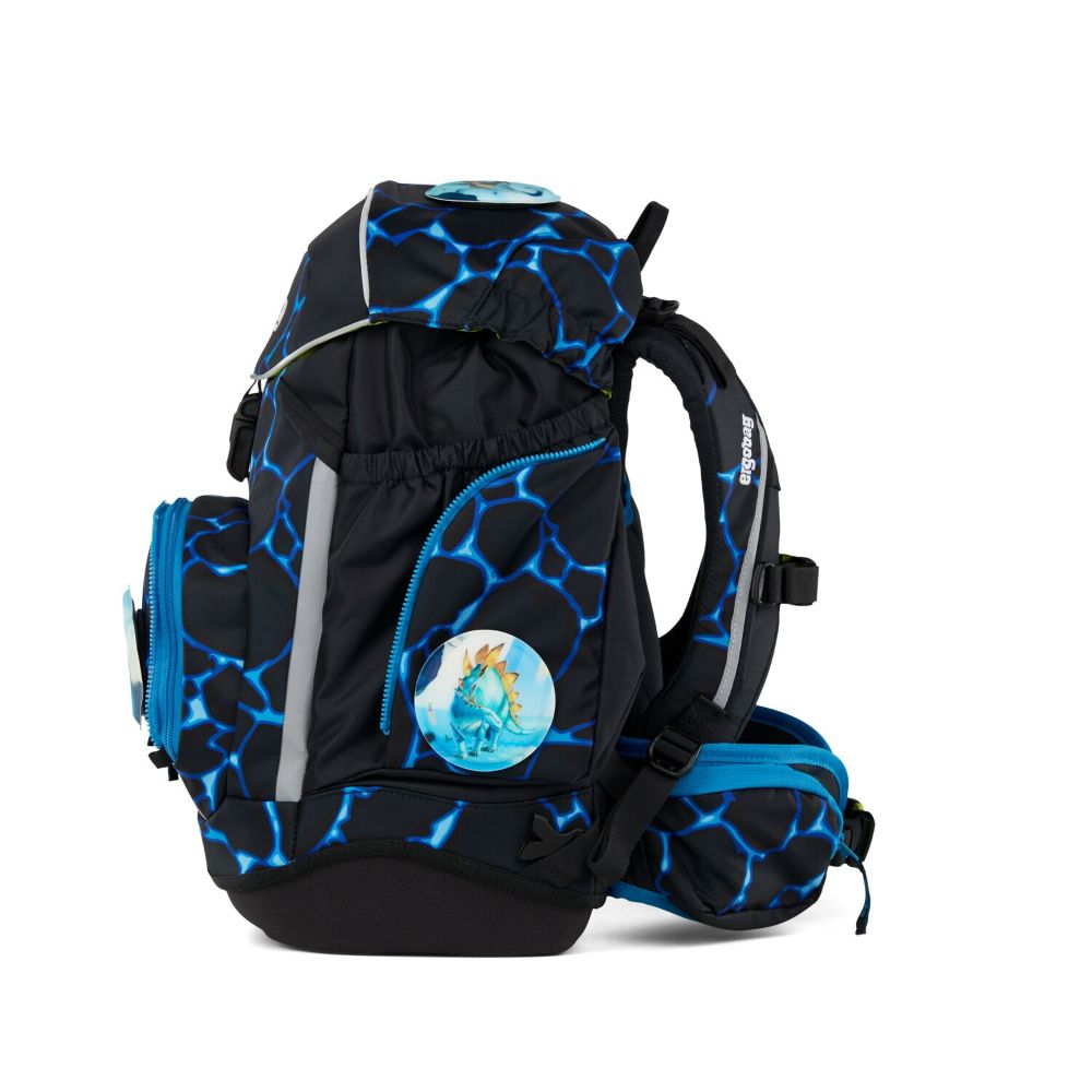 Schwarzer Rucksack mit blauem Blitzmuster und Dinosaurierbild. Hat Seitentaschen und Träger.