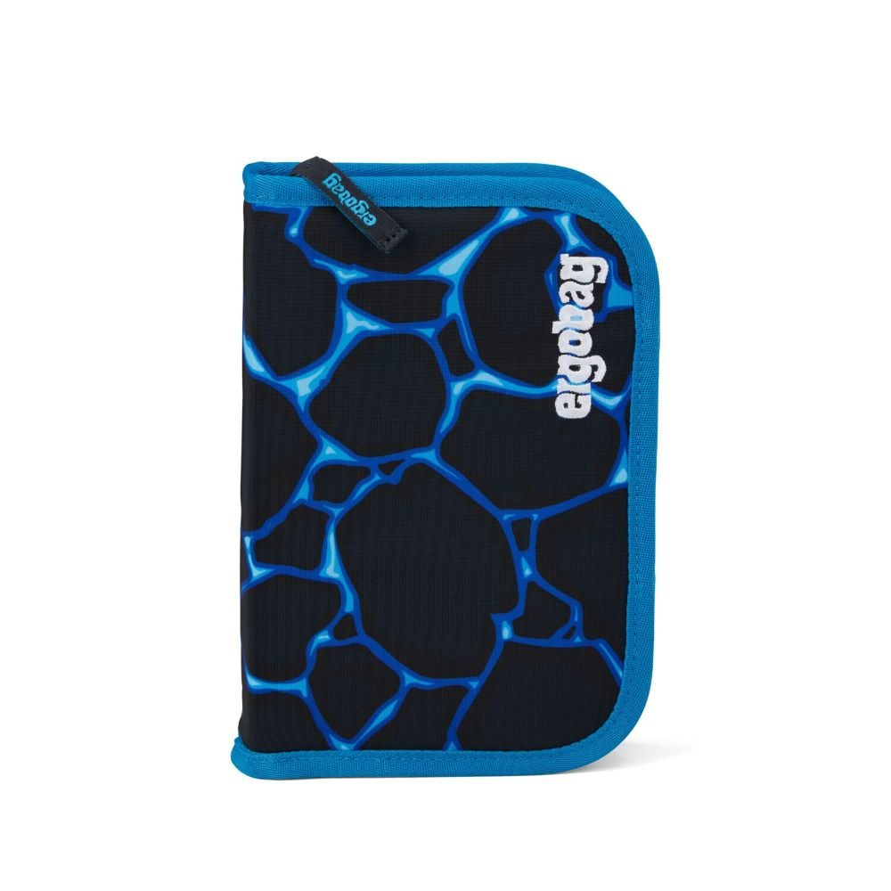 Ein Federmäppchen mit schwarzem Hintergrund und blauem, wasserähnlichem Muster. Es hat einen blauen Rand und das Logo 'ergobag'.
