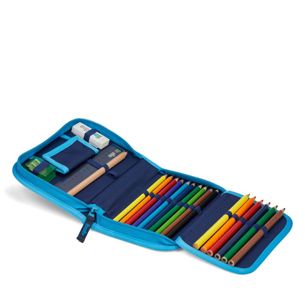 Offenes blaues Federmäppchen mit bunten Stiften, Radiergummi, Anspitzer und Lineal. Reißverschluss, weißer Hintergrund.