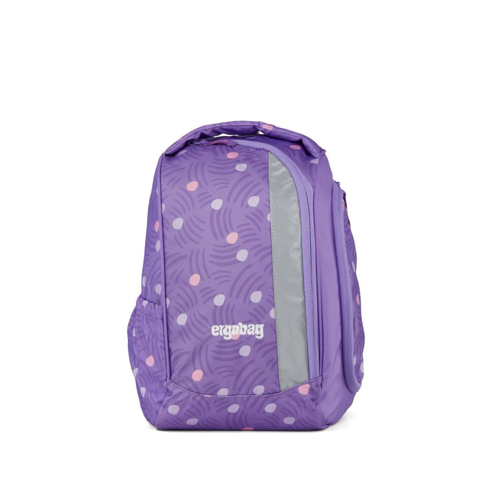 Ein lila ergobag Rucksack mit weißen und rosa Punkten und geschwungenen Linien. Er hat einen grauen Reflexstreifen und das Markenlogo.