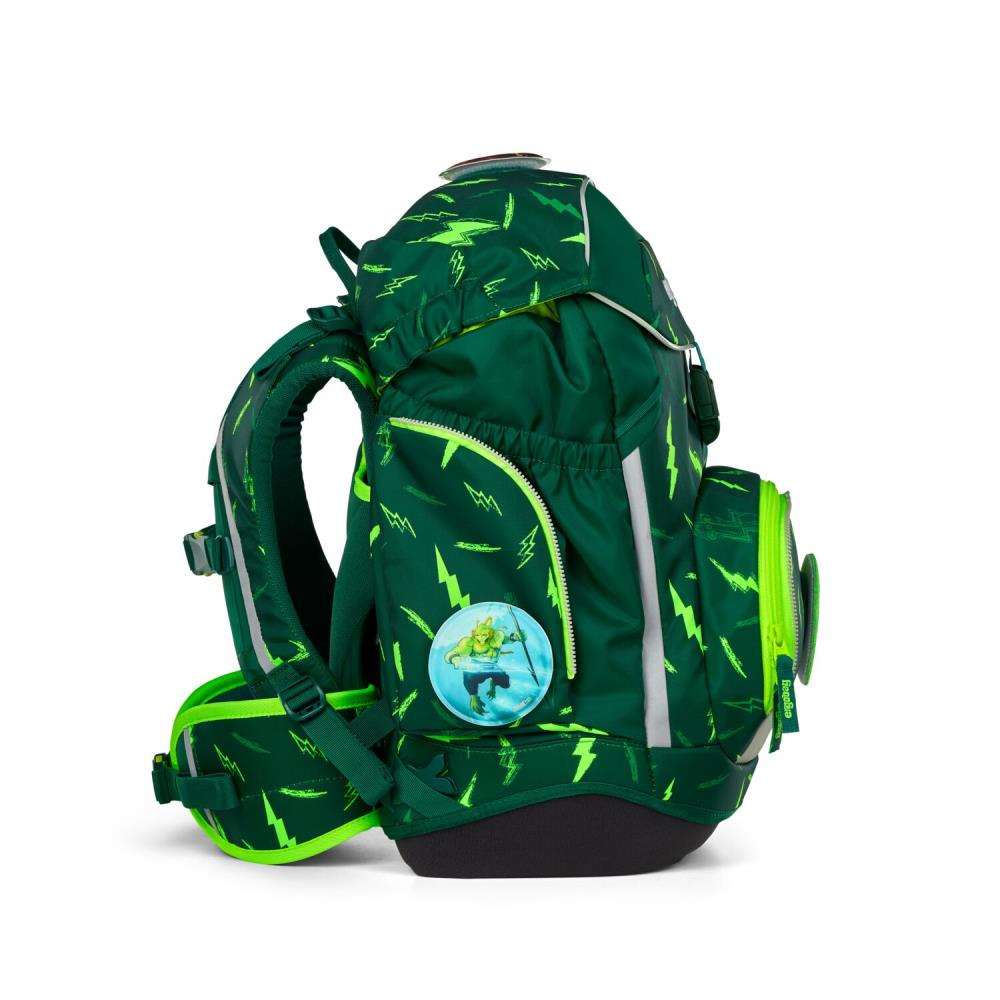 Grüner Rucksack mit Blitzmustern und einem runden Bild einer Figur mit Speer. Der Rucksack hat mehrere Fächer.