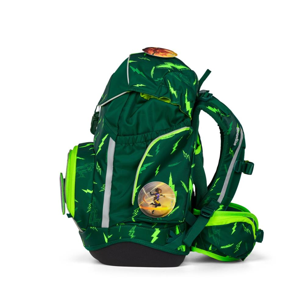 Grüner Rucksack mit Blitzmuster, gelben Akzenten und einem runden Emblem eines Superhelden. Reflektierende Streifen sichtbar.