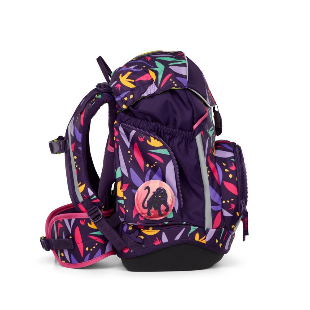Lila Rucksack mit farbenfrohem Blättermuster. Mit einem schwarzen Panther-Abzeichen. Hat Riemen, Taschen und Reißverschlüsse.