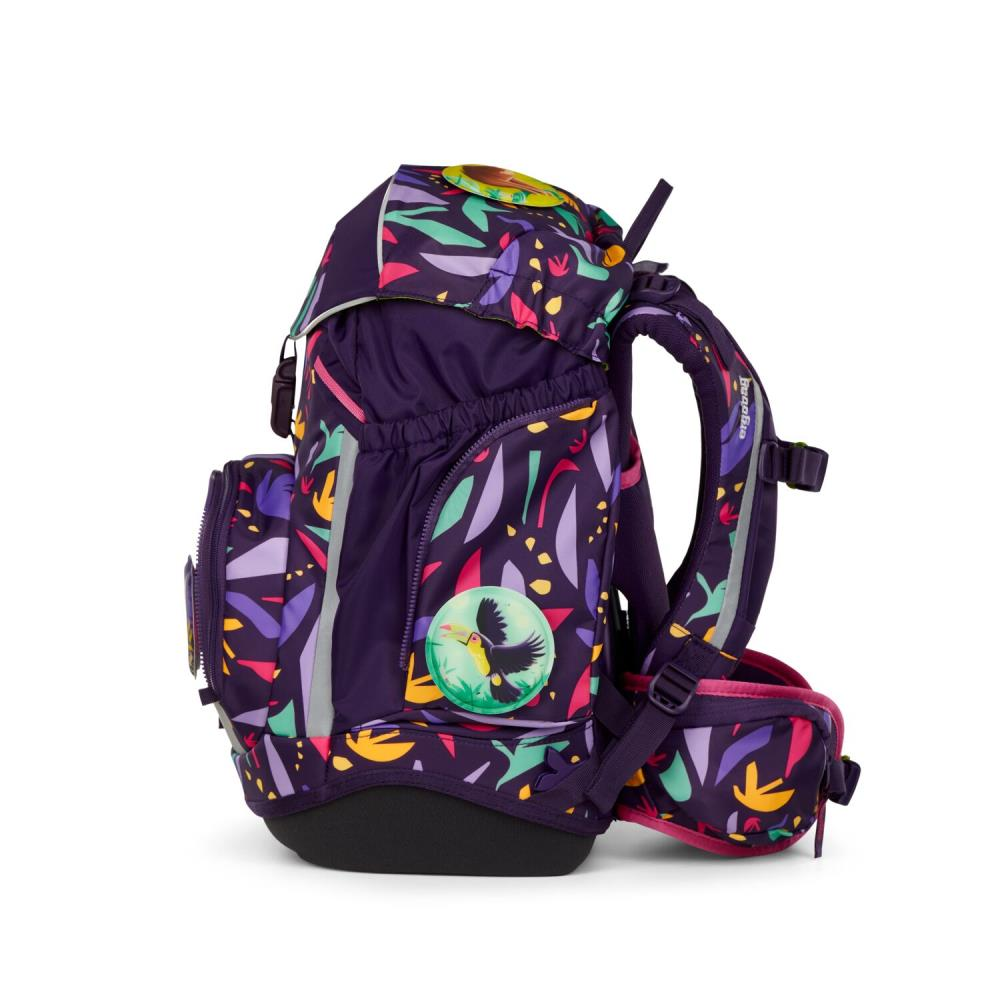 Ein lila Rucksack mit Vogelmuster. Er hat mehrere Taschen und Träger. Das Design umfasst bunte Blätter und einen runden Vogelfleck.