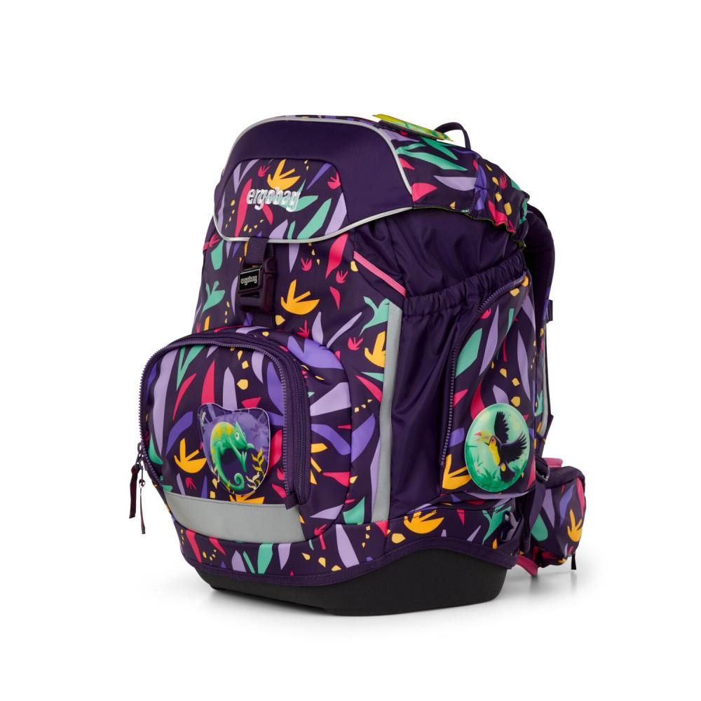 Ein lila Rucksack mit bunten Blättern. Er hat Taschen, Tieraufnäher und reflektierende Streifen für Sicherheit.