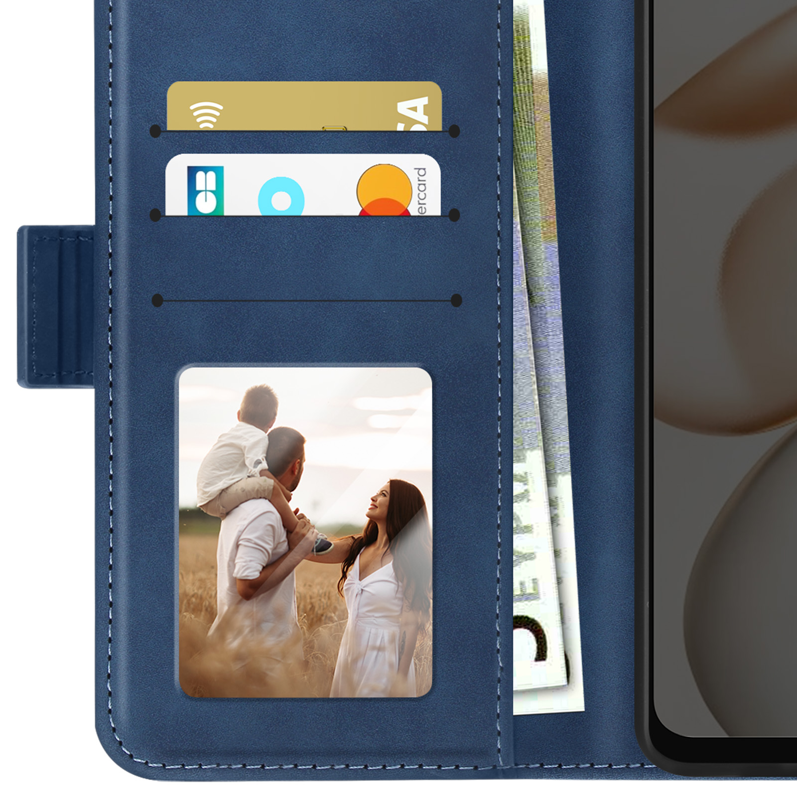 Étui de téléphone bleu avec cartes, photo de famille et argent liquide. Un téléphone est visible à droite.