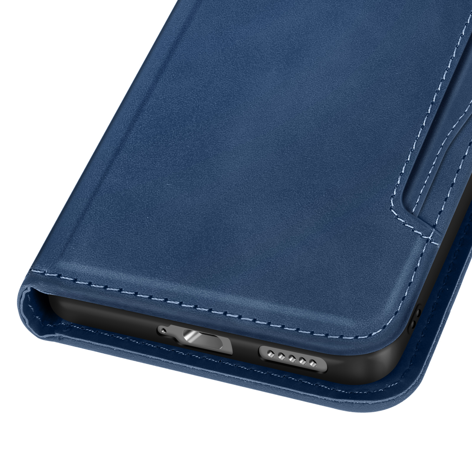 Gros plan sur un étui de téléphone en cuir bleu. Coutures blanches et boutons de téléphone visibles. L'étui est sur fond blanc.