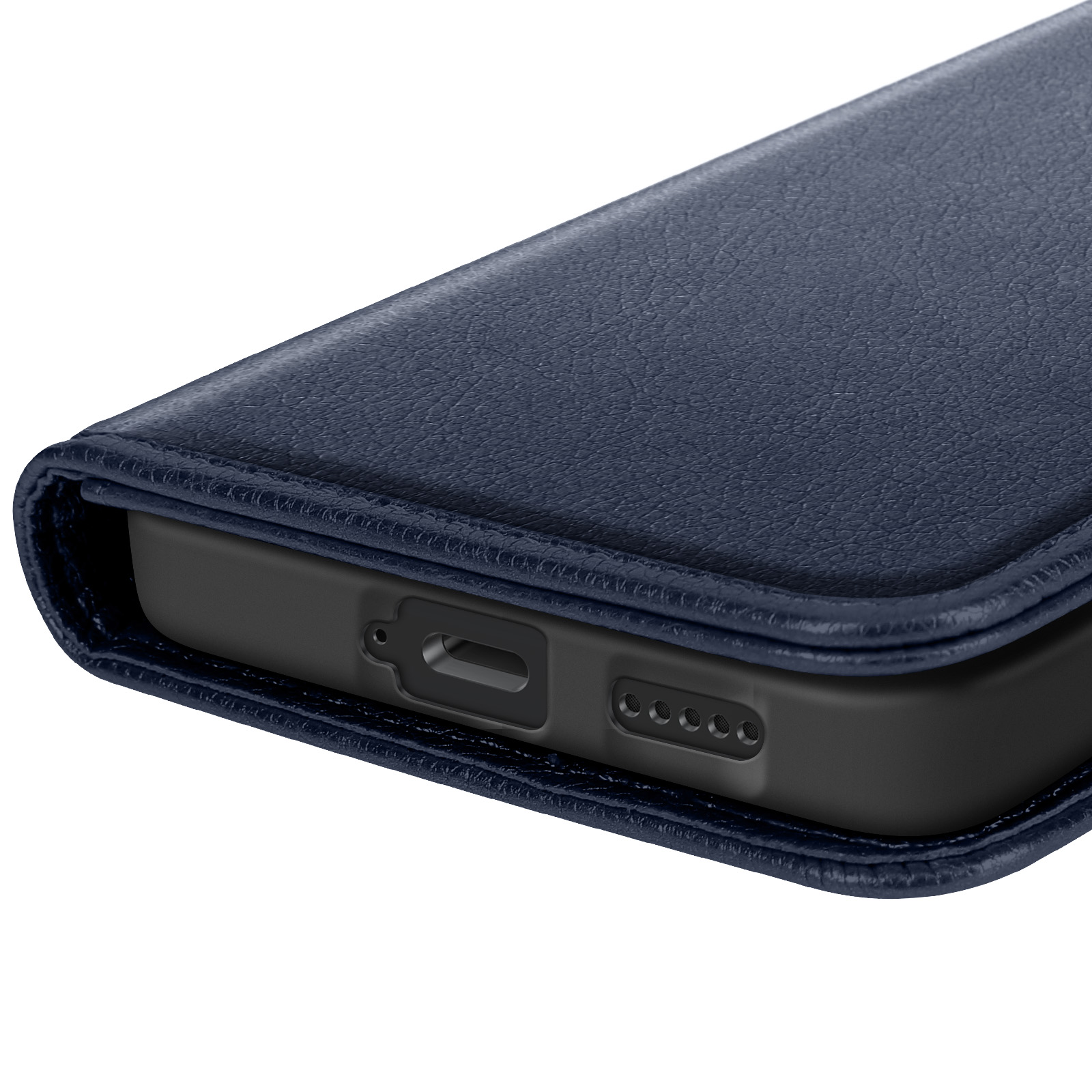 Primo piano di una custodia per telefono in pelle blu scuro. È visibile il bordo inferiore del telefono con la porta di ricarica e gli altoparlanti.