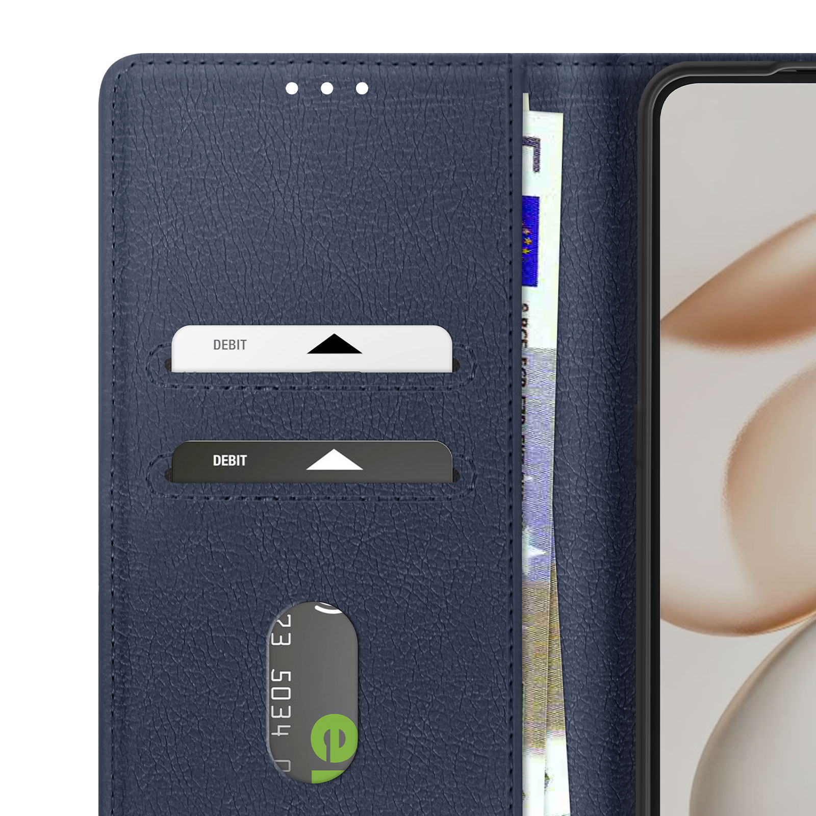 Portafoglio in pelle blu con fessure per carte di debito, una carta di credito e denaro. Un telefono è visibile a destra.