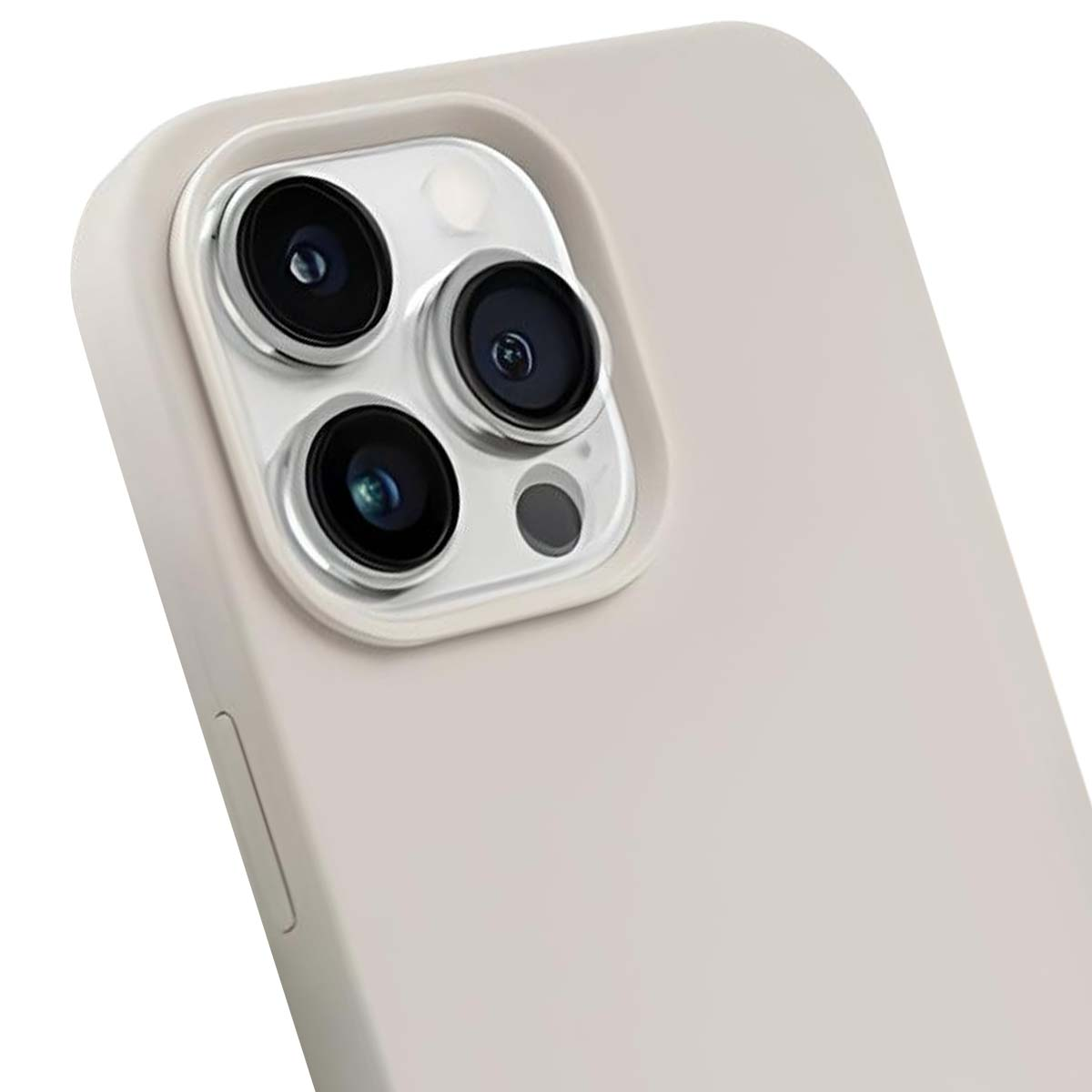 Primo piano di una custodia per telefono. La custodia è beige. Tre obiettivi della fotocamera sono visibili con un flash. La custodia è leggermente curva.