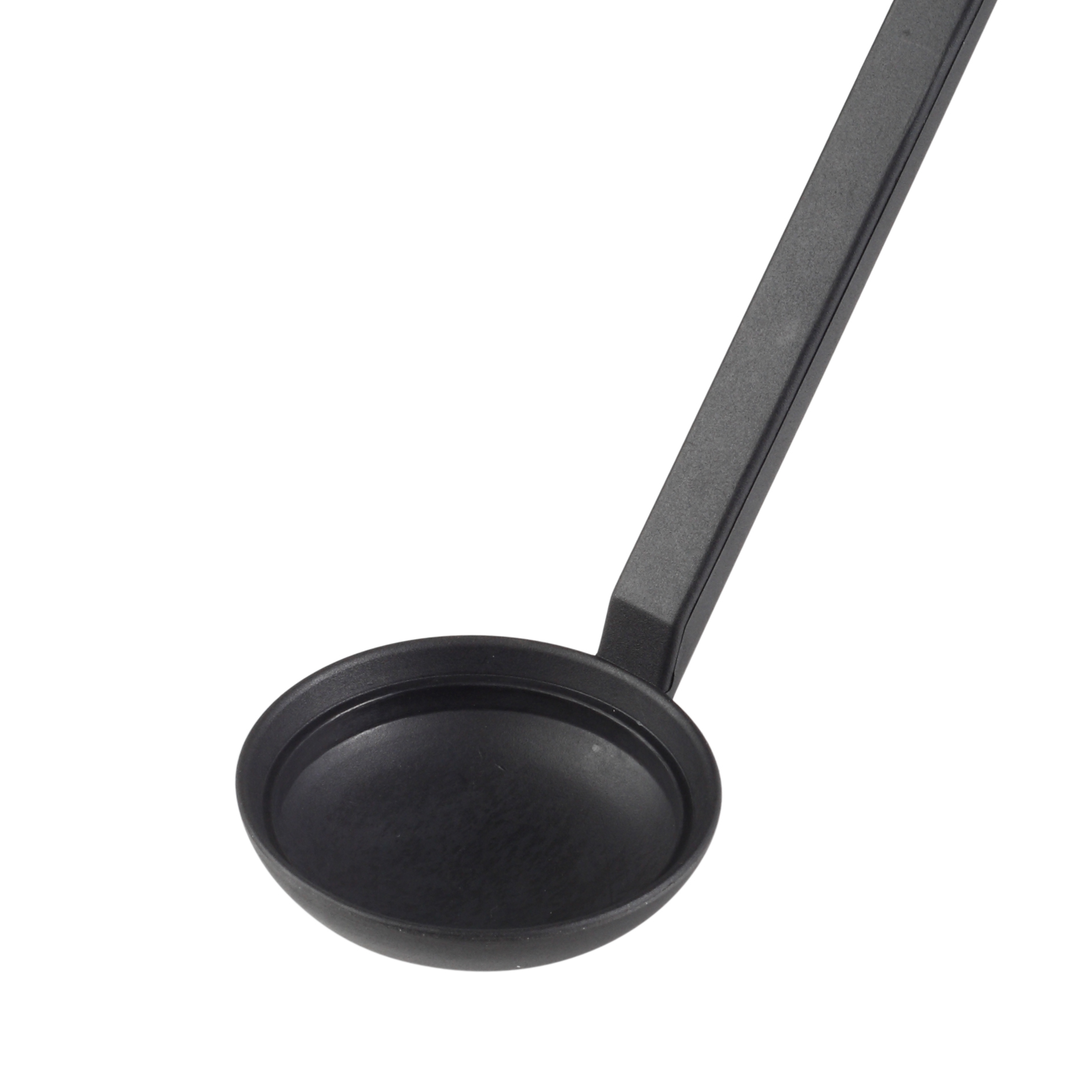 Eine schwarze Schöpfkelle mit langem Griff, von oben rechts nach unten links abgewinkelt, auf weißem Grund.