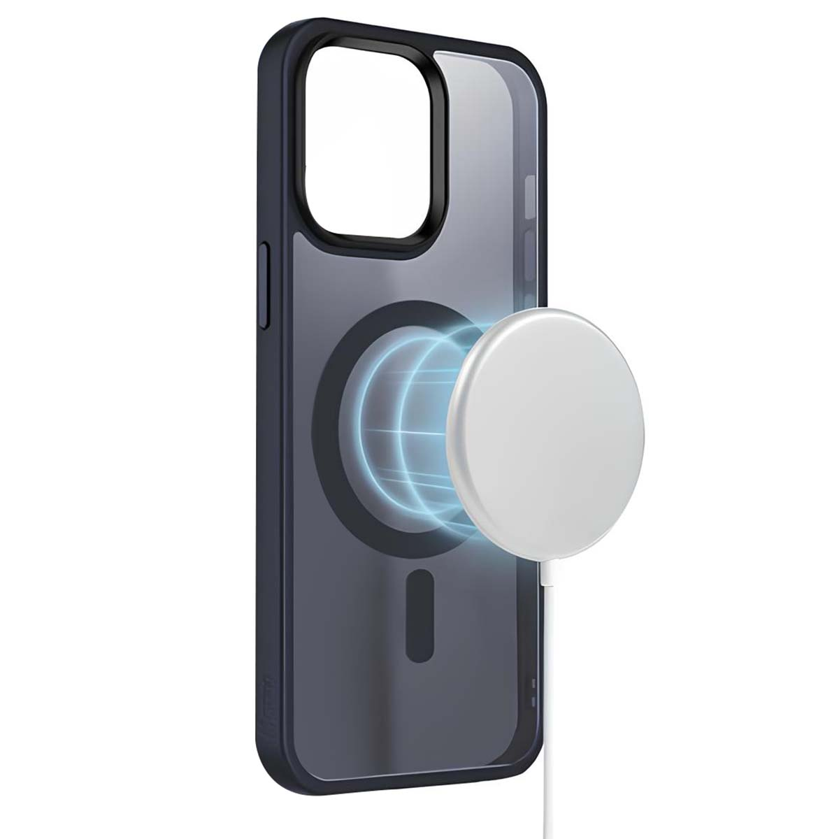 Una custodia per iPhone con un caricabatterie MagSafe. La custodia è blu scuro e trasparente. Il caricabatterie è bianco e collegato con un cavo bianco.