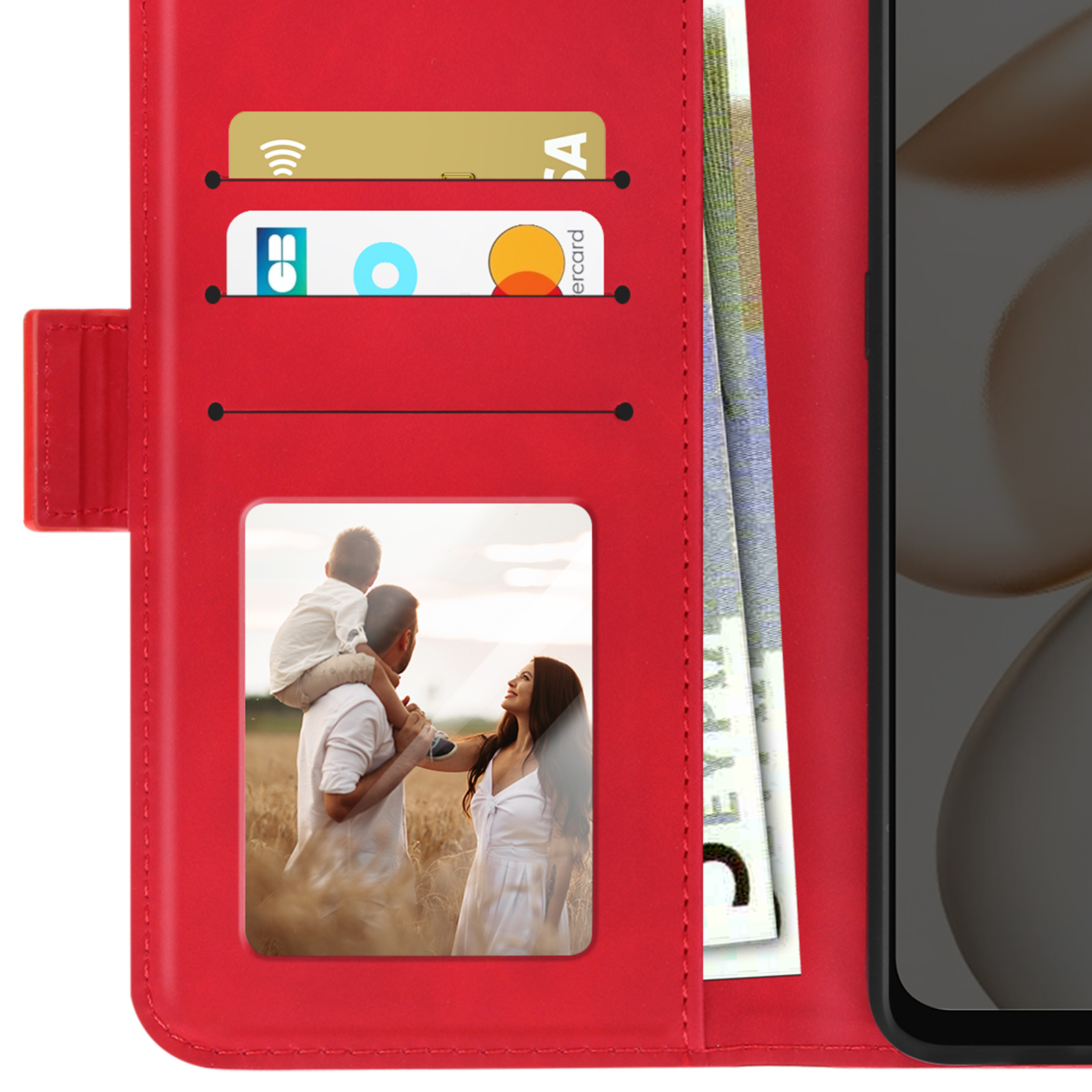 Custodia rossa per telefono con carte e foto di famiglia. Un bambino sulle spalle del padre, la madre li guarda.