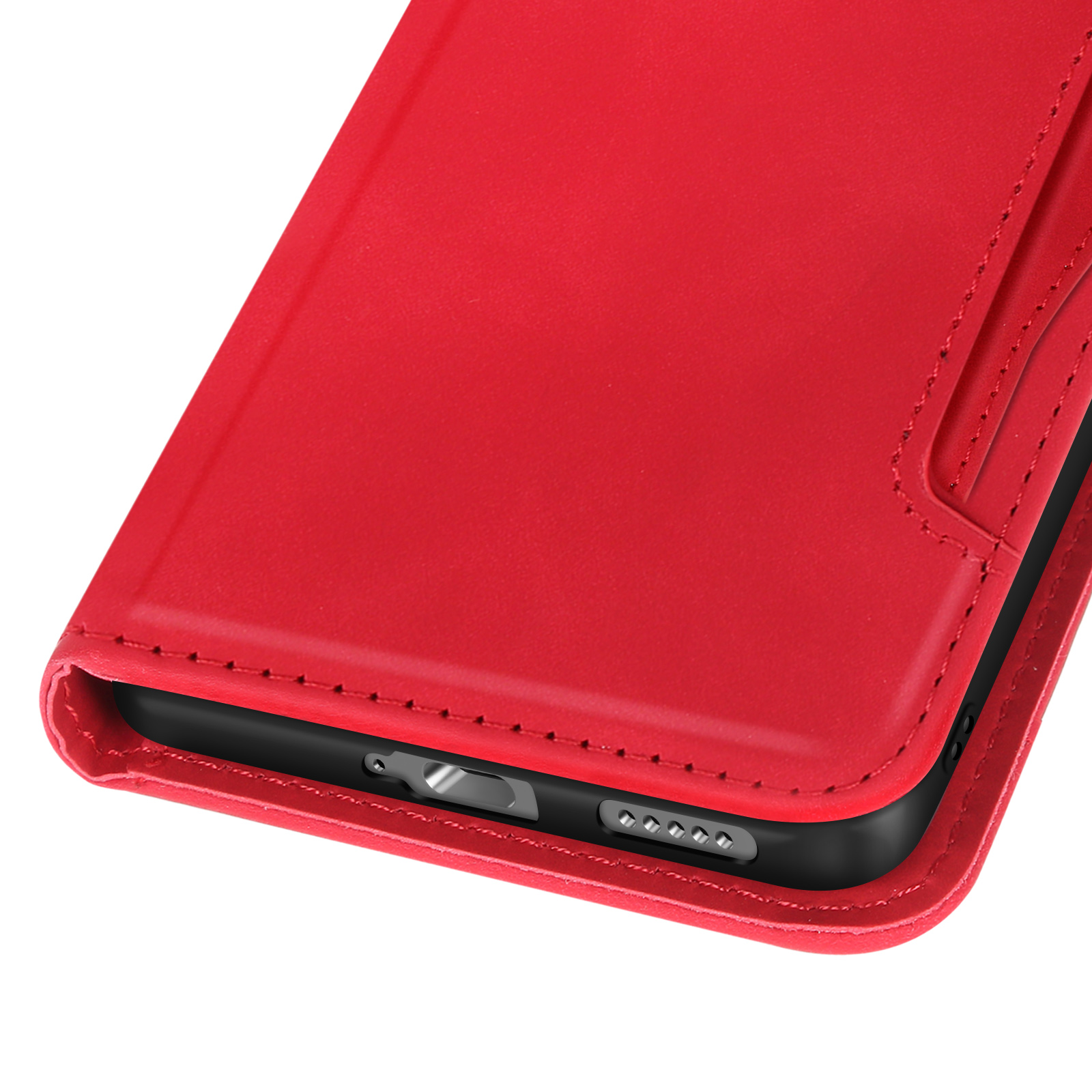 Primo piano di una custodia rossa per telefono. La custodia ha una consistenza simile alla pelle e dettagli di cucitura. Il bordo del telefono è visibile.