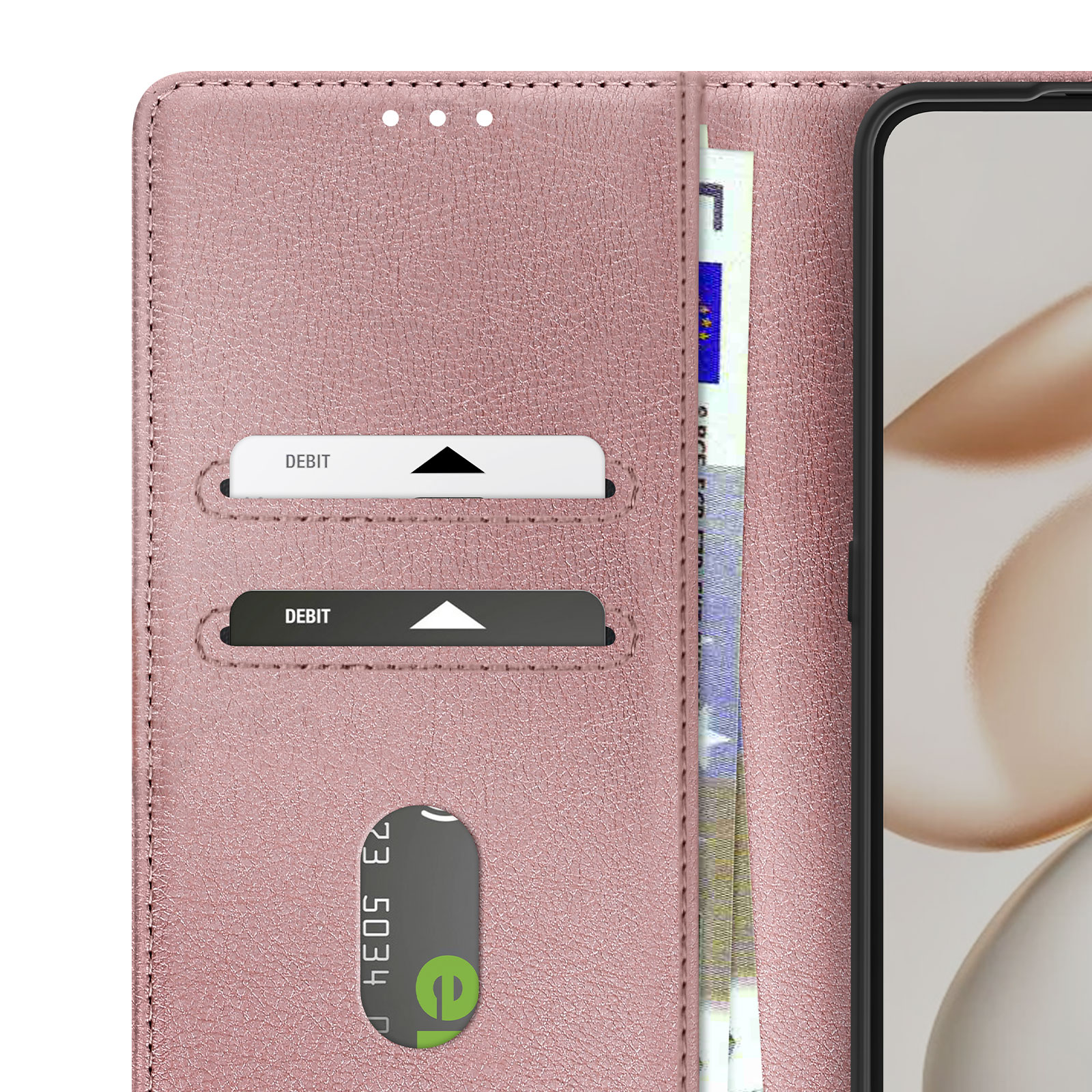 Portafoglio in pelle rosa aperto con carte di debito, una banconota e un telefono. Dettagli visibili.