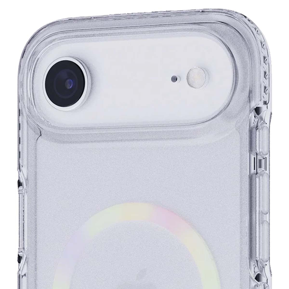 Primo piano di una custodia trasparente per telefono con fotocamera visibile. La custodia ha dettagli dei pulsanti sul lato. Si vede un anello colorato.