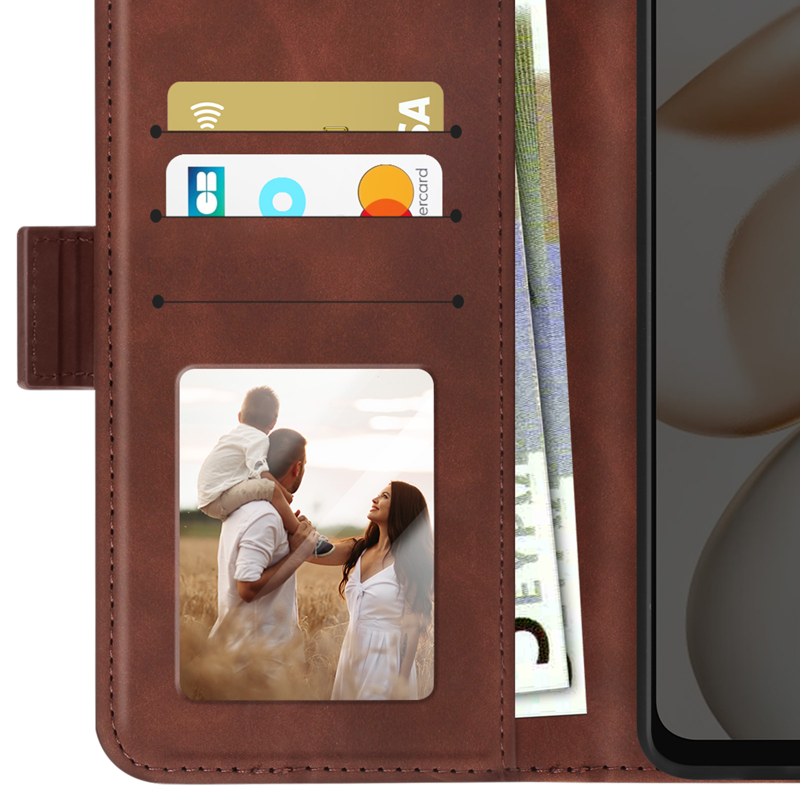 Una custodia per telefono in pelle marrone con carte, denaro e una foto di famiglia. Un telefono è visibile a destra.