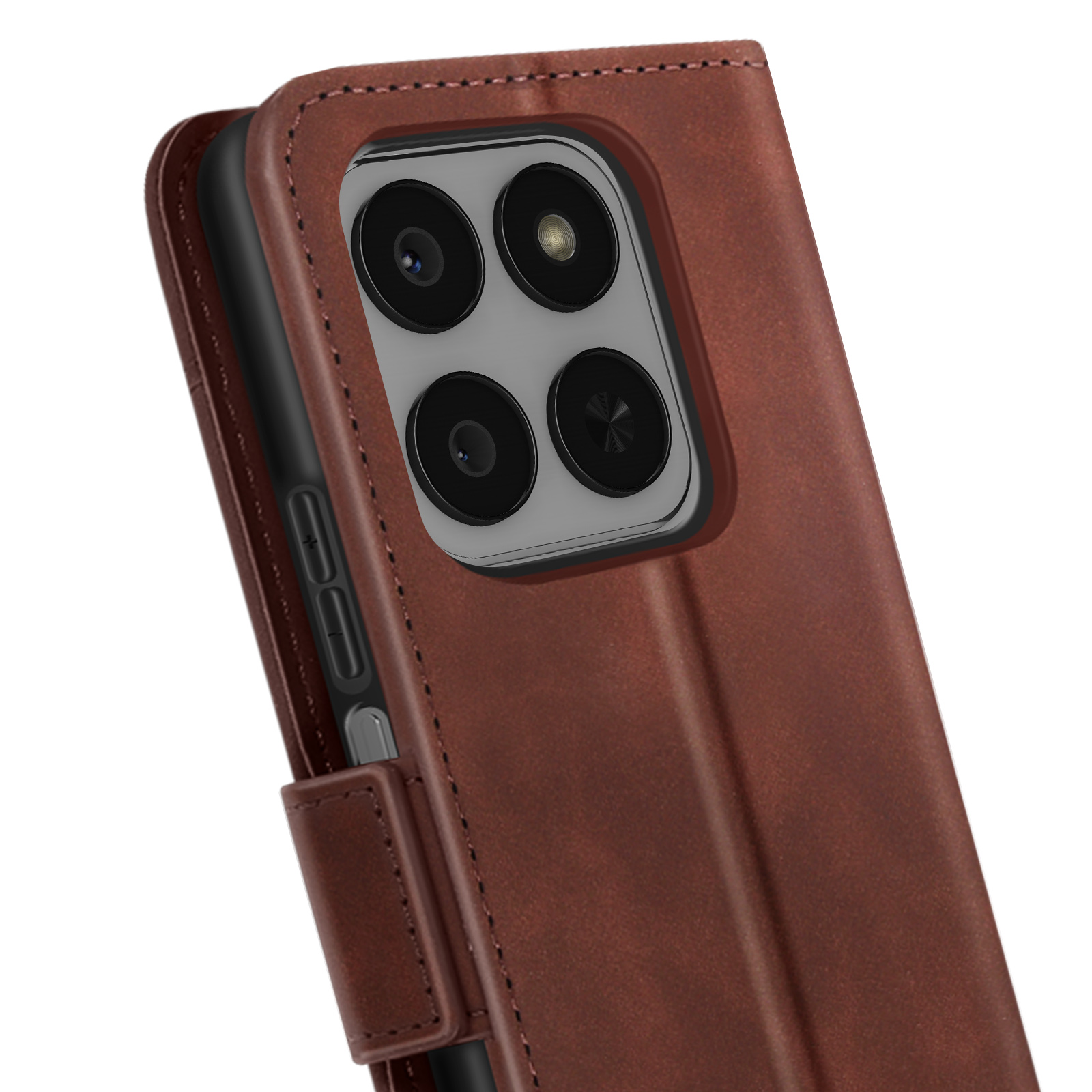 Una custodia per telefono in pelle marrone con un telefono all'interno. Il telefono ha quattro obiettivi. Lo sfondo è bianco.