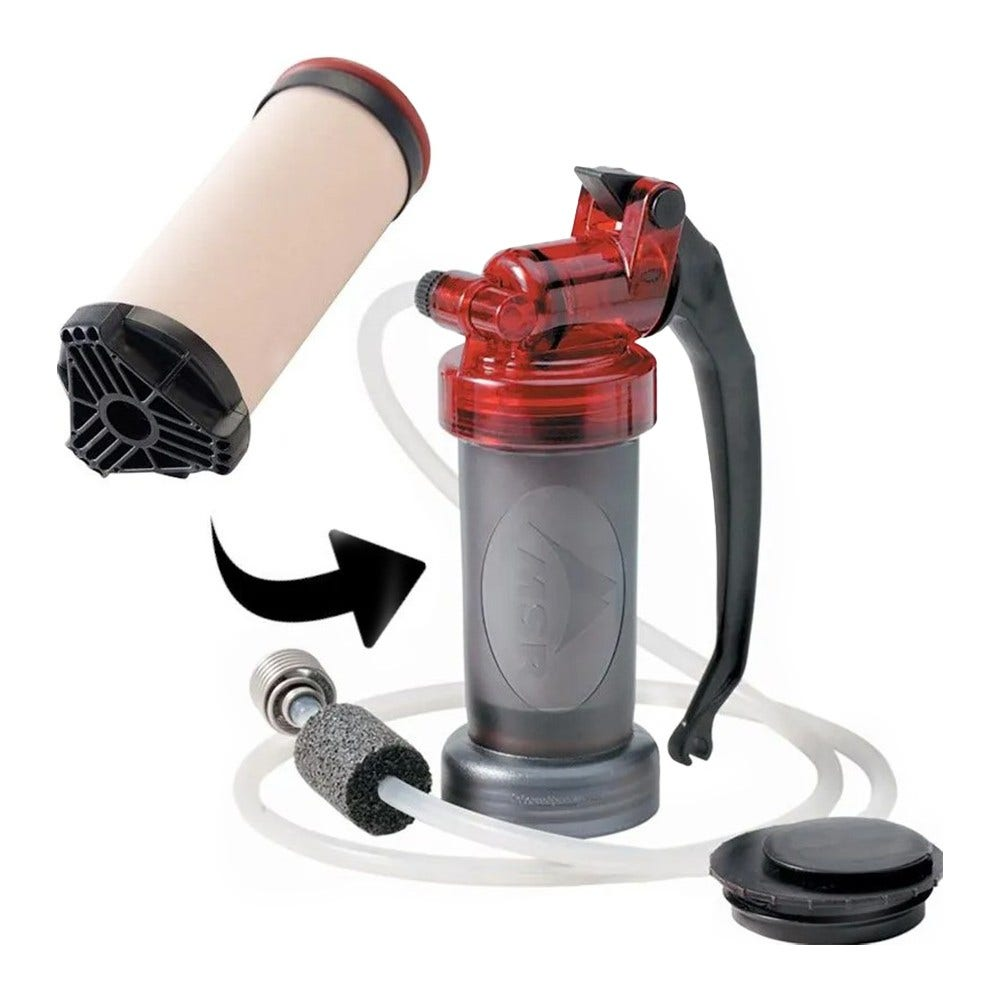 Ein zerlegtes Wasserfilter-Kit. Enthält einen Filter, eine Pumpe mit Griff, Schläuche, ein Filterelement und eine schwarze Kappe. Die Komponenten sind isoliert.