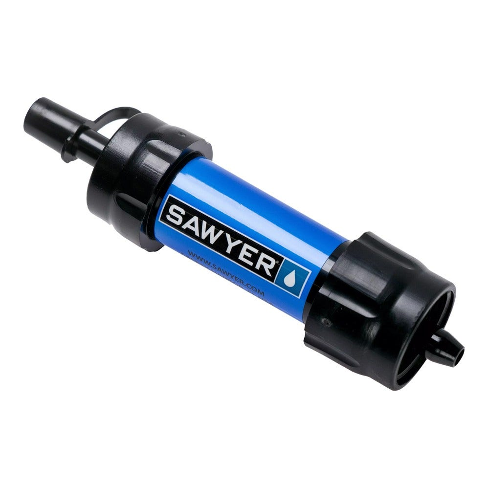 Ein Sawyer-Wasserfilter. Er hat einen blauen zylindrischen Körper mit schwarzen Enden. Das Sawyer-Logo und ein Wassertropfen sind sichtbar.