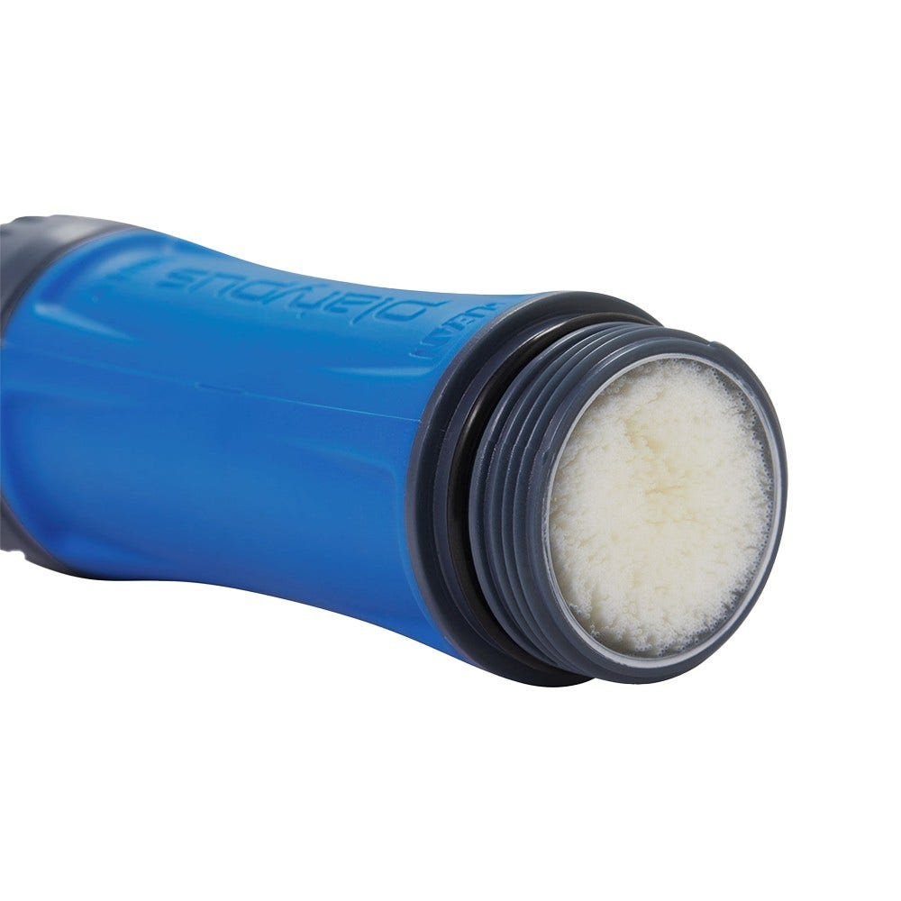 Ein blau-grauer Wasserfilter. Der Filter hat ein weißes, flauschiges Material in der Öffnung. Das Wort 'Platypus' ist auf dem blauen Teil sichtbar.