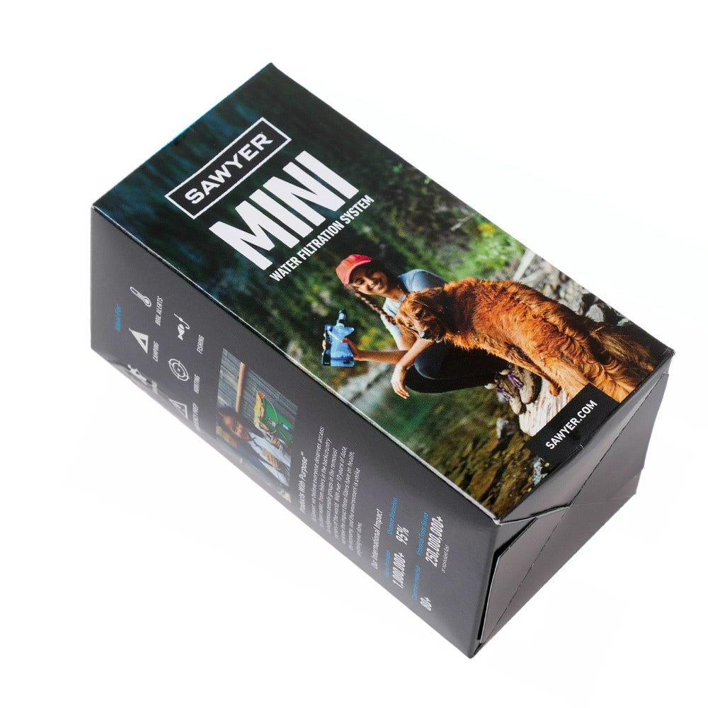 Sawyer Mini Wasserfilter-Box. Bild zeigt Frau und Hund am Wasser. Box-Details Camping, Angeln und Wasserfiltersystem.