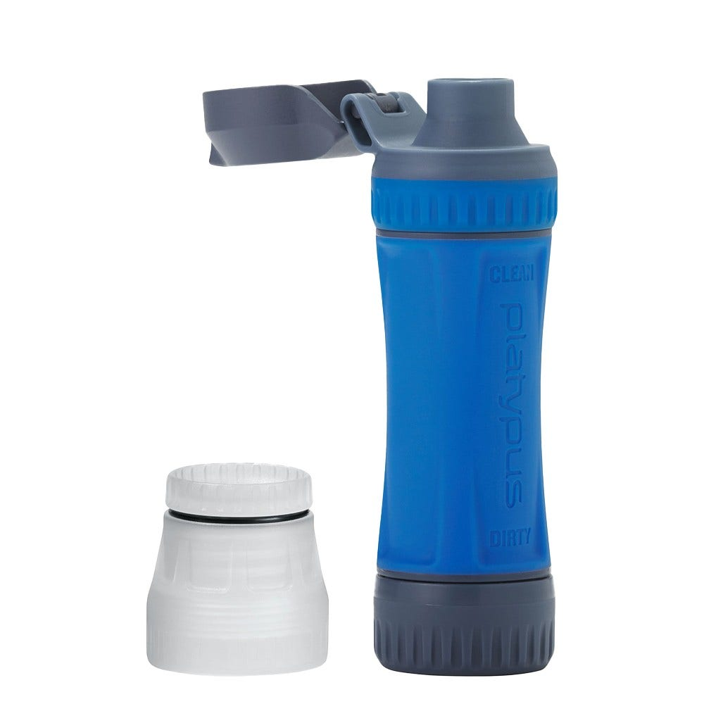Eine blau-graue Platypus-Wasserfilterflasche und ein weißer Filter vor weißem Hintergrund.