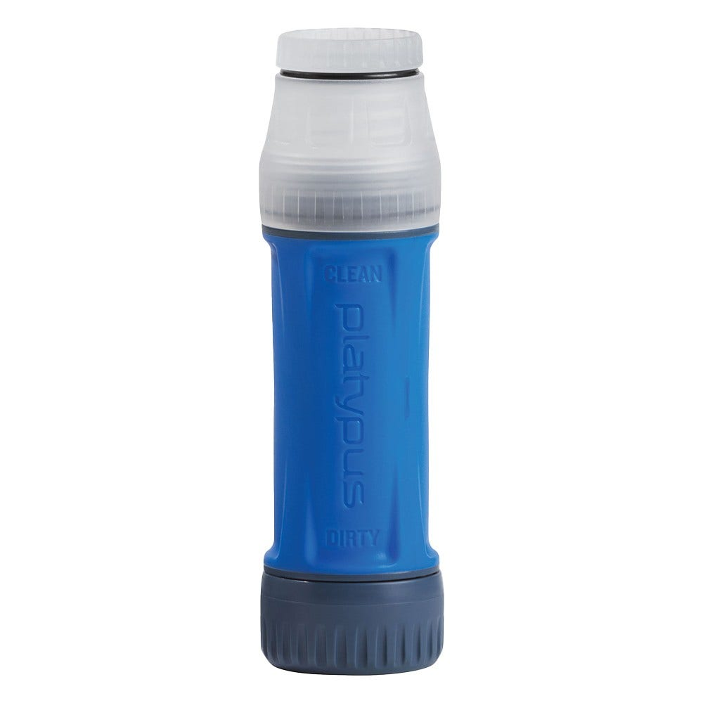 Ein blau-weißer Platypus-Wasserfilter. Der obere Teil ist weiß, der mittlere Teil ist blau mit dem Markennamen und der untere Teil ist grau.