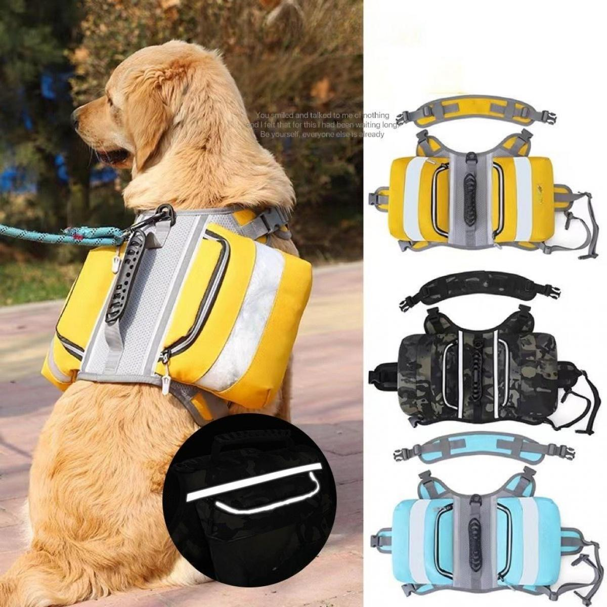 Ein goldener Retriever trägt einen gelben Hunde-Rucksack. Im Hintergrund sind drei verschiedene Hunde-Rucksäcke zu sehen.