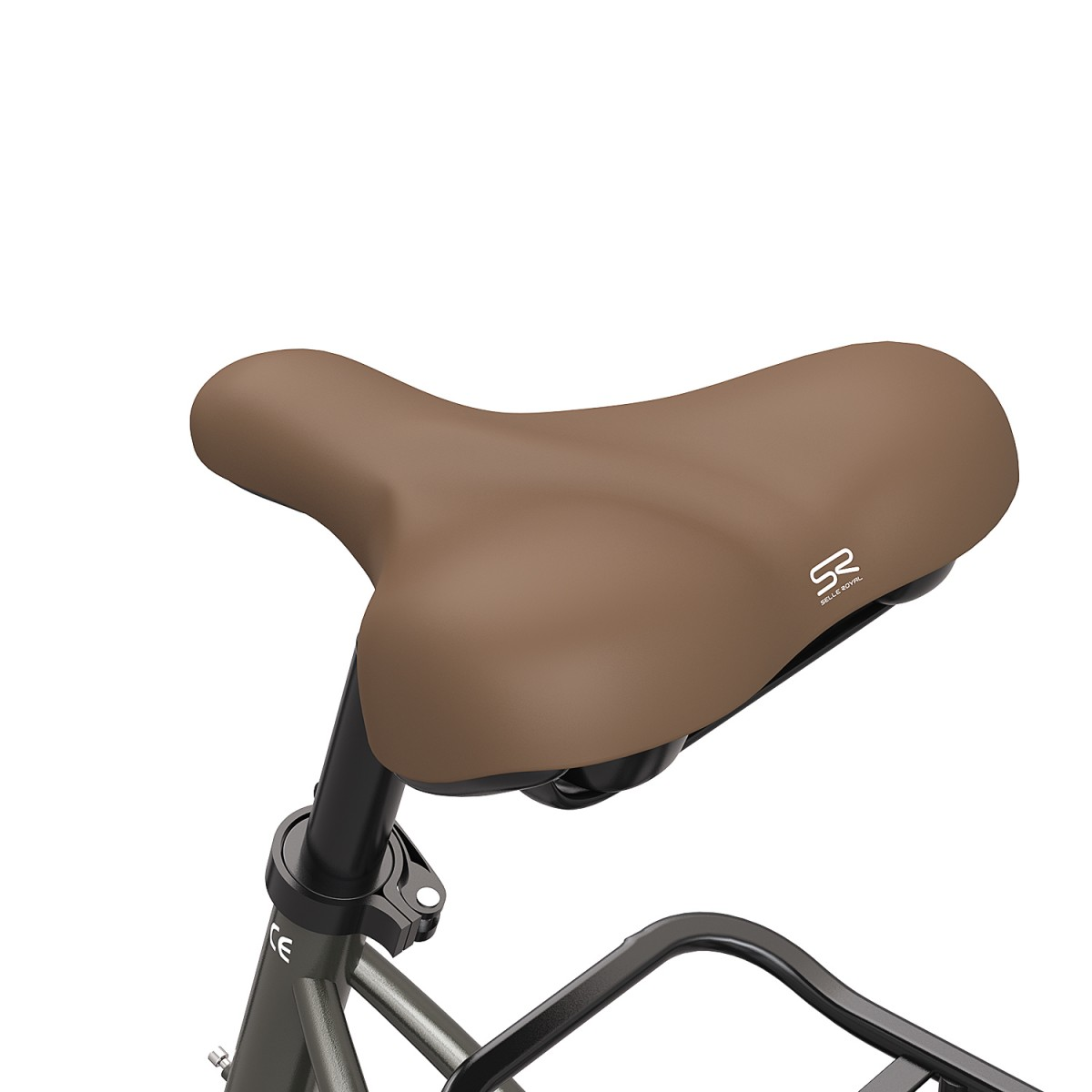 Brązowe siodełko rowerowe o zakrzywionym kształcie, przymocowane do ciemnej ramy. Siodło ma logo Selle Royal.