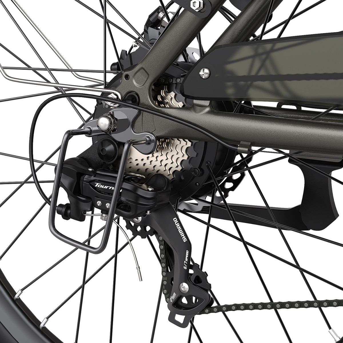 Zbliżenie tylnego koła roweru, pokazujące biegi, łańcuch i przerzutkę. Rower jest czarno-szary, z przerzutką Shimano.