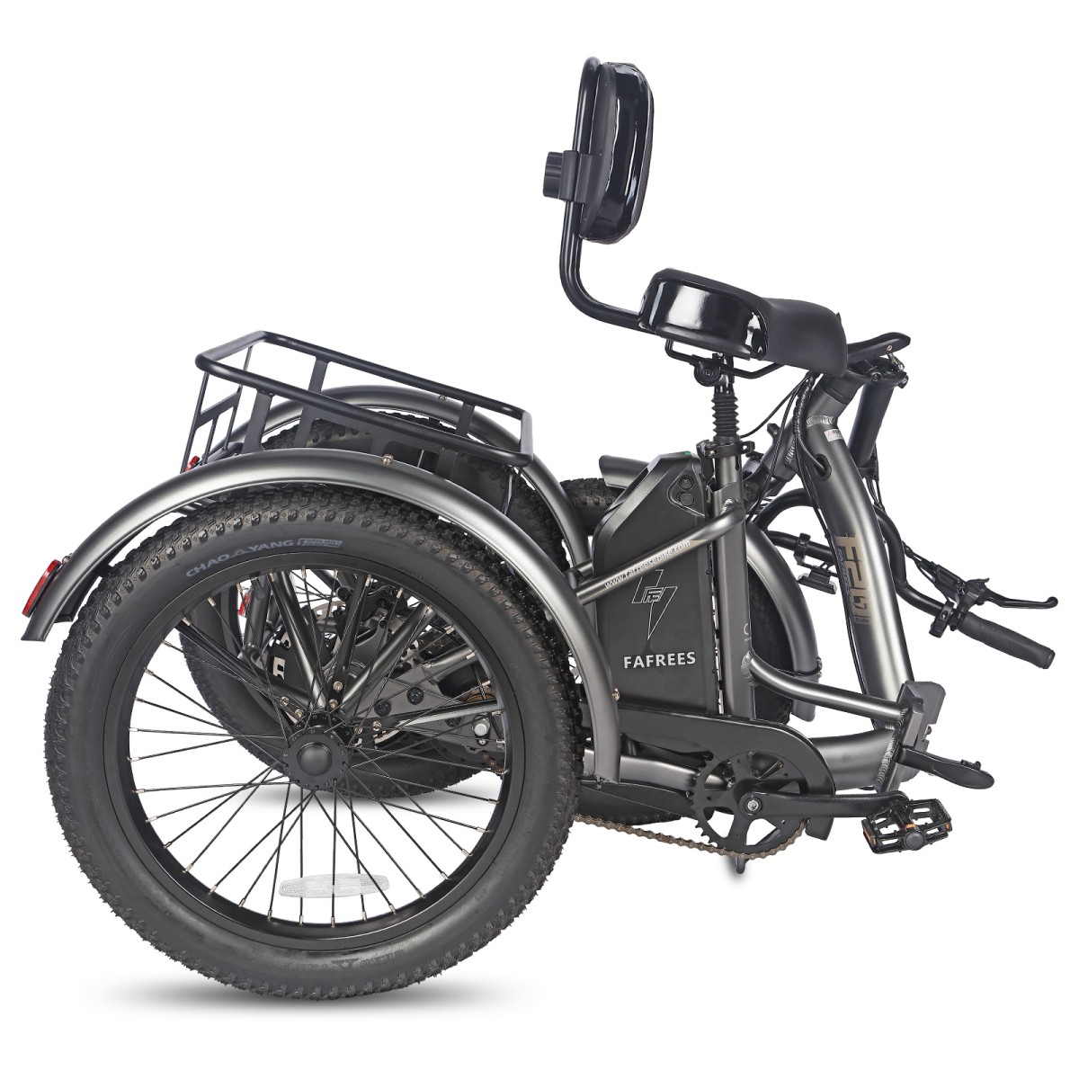 Szary trójkołowiec elektryczny z dużymi oponami, koszem i siedzeniem z oparciem na białym tle.