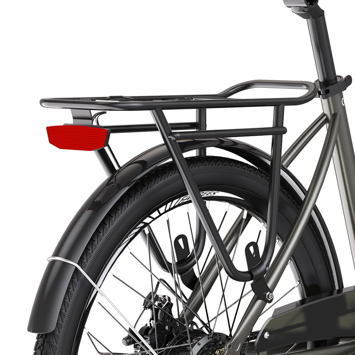 Zbliżenie tylnej części roweru. Widoczna opona, błotnik, bagażnik i czerwony odblask. Rower ma czarno-szarą kolorystykę.