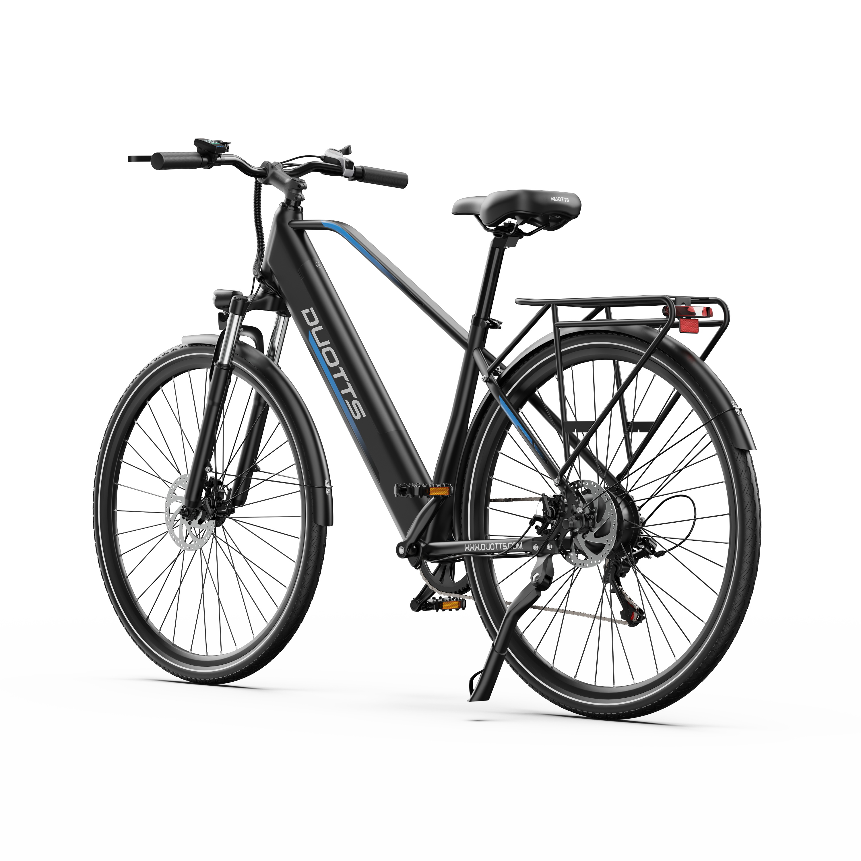 Ein schwarzes Elektrofahrrad mit blauen Akzenten, einem Gepäckträger und einem Ständer, vor weißem Hintergrund.