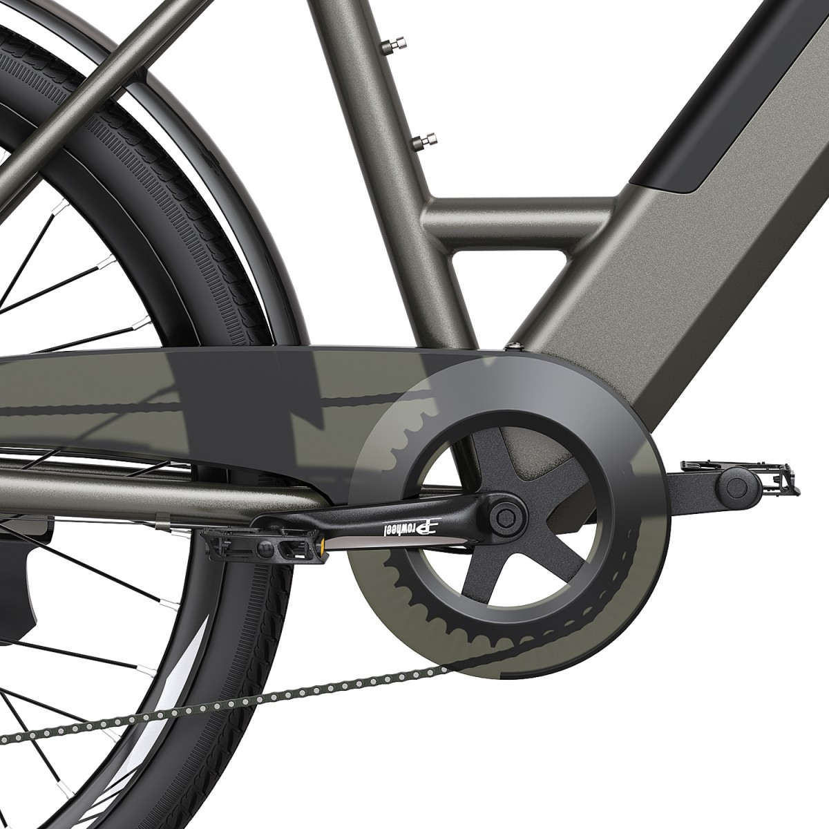 Primer plano de la transmisión de una bicicleta. Cuenta con cadena, plato, pedal y un protector de cadena con patrón de camuflaje, todo en tonos grises.