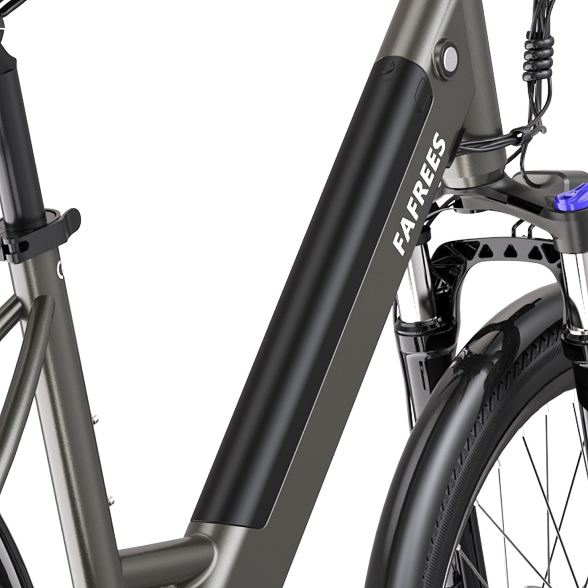 Zbliżenie szarego roweru elektrycznego. Widoczna nazwa marki 'FAFREES'. Posiada czarny błotnik i przednie koło.