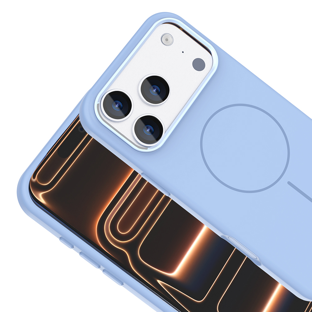 Üç lens ve dairesel bir tasarım sergileyen, beyaz kamera modülüne sahip, açık mavi bir telefon kılıfı. Telefon ekranı görünür durumda.