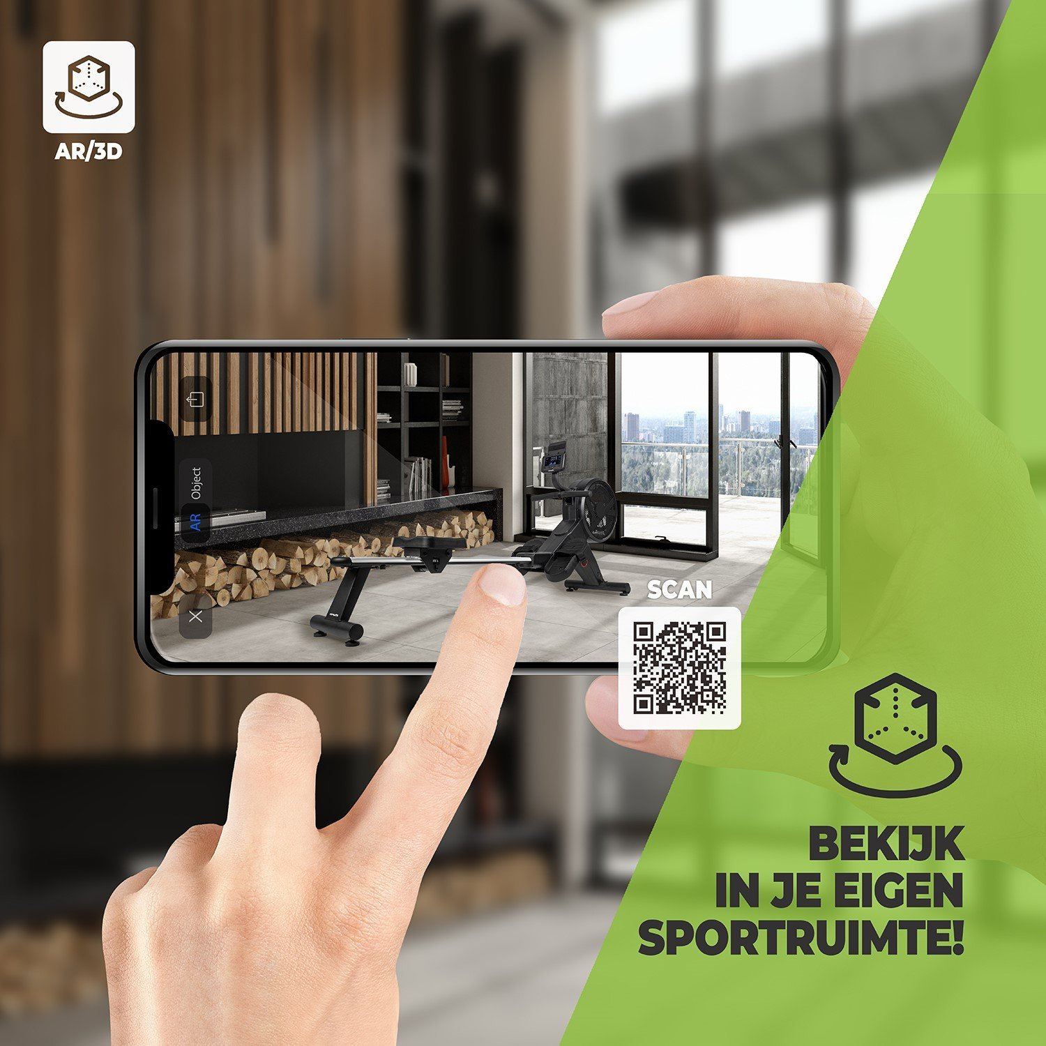 Eine Hand hält ein Telefon, das ein Fitnessstudio mit Trainingsgeräten zeigt. Ein QR-Code ist zum Scannen vorhanden.