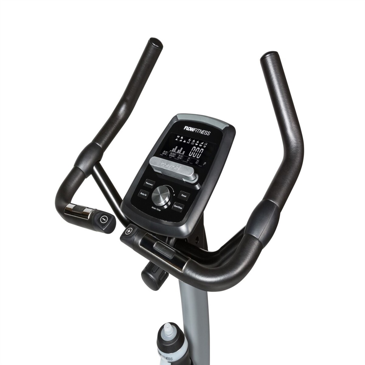 Ein Trainingsfahrrad-Konsolenbildschirm mit Lenker. Eine Wasserflasche ist an der Basis zu sehen. Das Display zeigt Zahlen und Einstellungen.