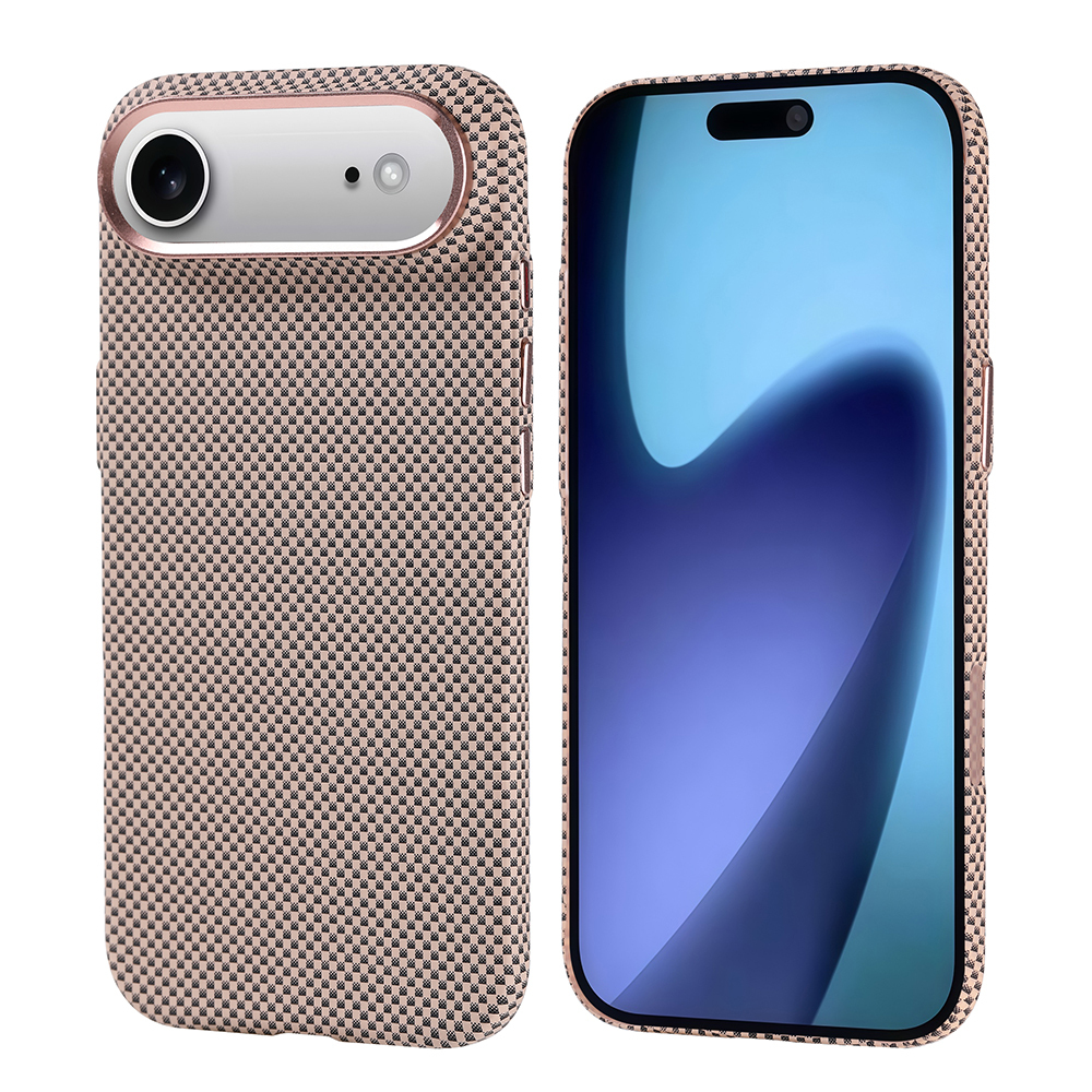 Yan yana iki telefon. Biri kameralı, diğeri ekranı açık. Her ikisi de eşleşen dokulu kılıflarda, siyah karelerle açık kahverengi.
