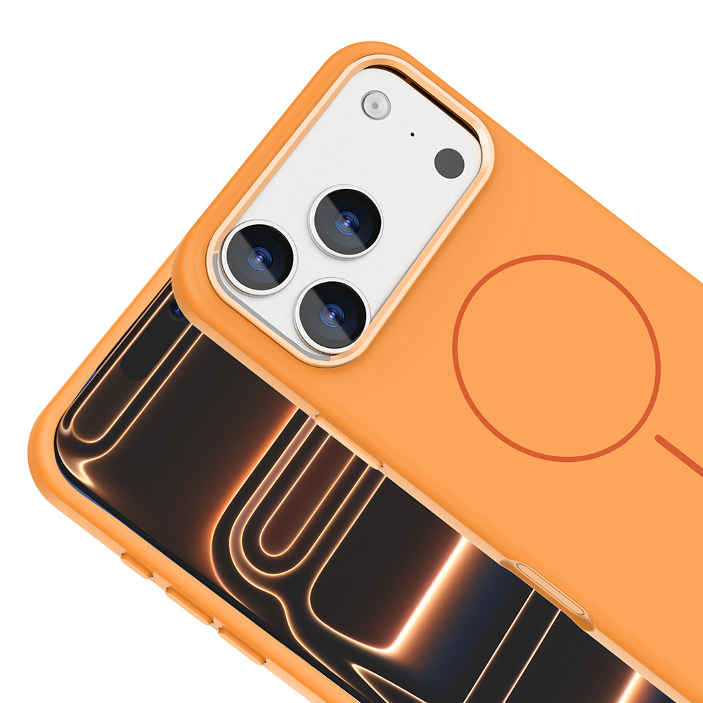 Turuncu telefon kılıfı, üç kamera lensi ve beyaz kamera modülü ile. Kılıfın arkasında dairesel bir tasarım var.