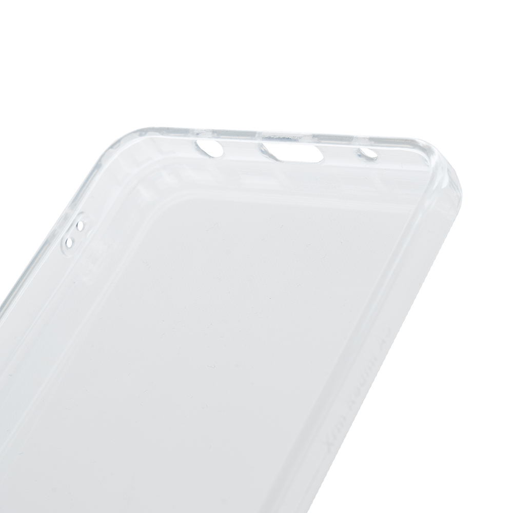 Şeffaf, şeffaf bir telefon kılıfı. Kamera ve diğer telefon özellikleri için delikleri vardır. Arka plan beyazdır.