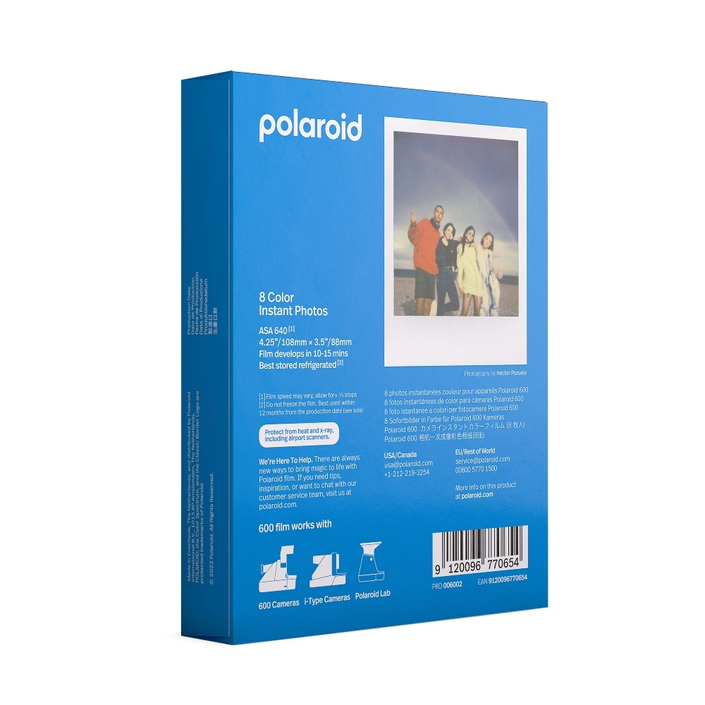 İnsanların fotoğrafının olduğu Polaroid film kutusu. Kutu, ön yüzünde beyaz metin ve insanların fotoğrafı olan mavidir.