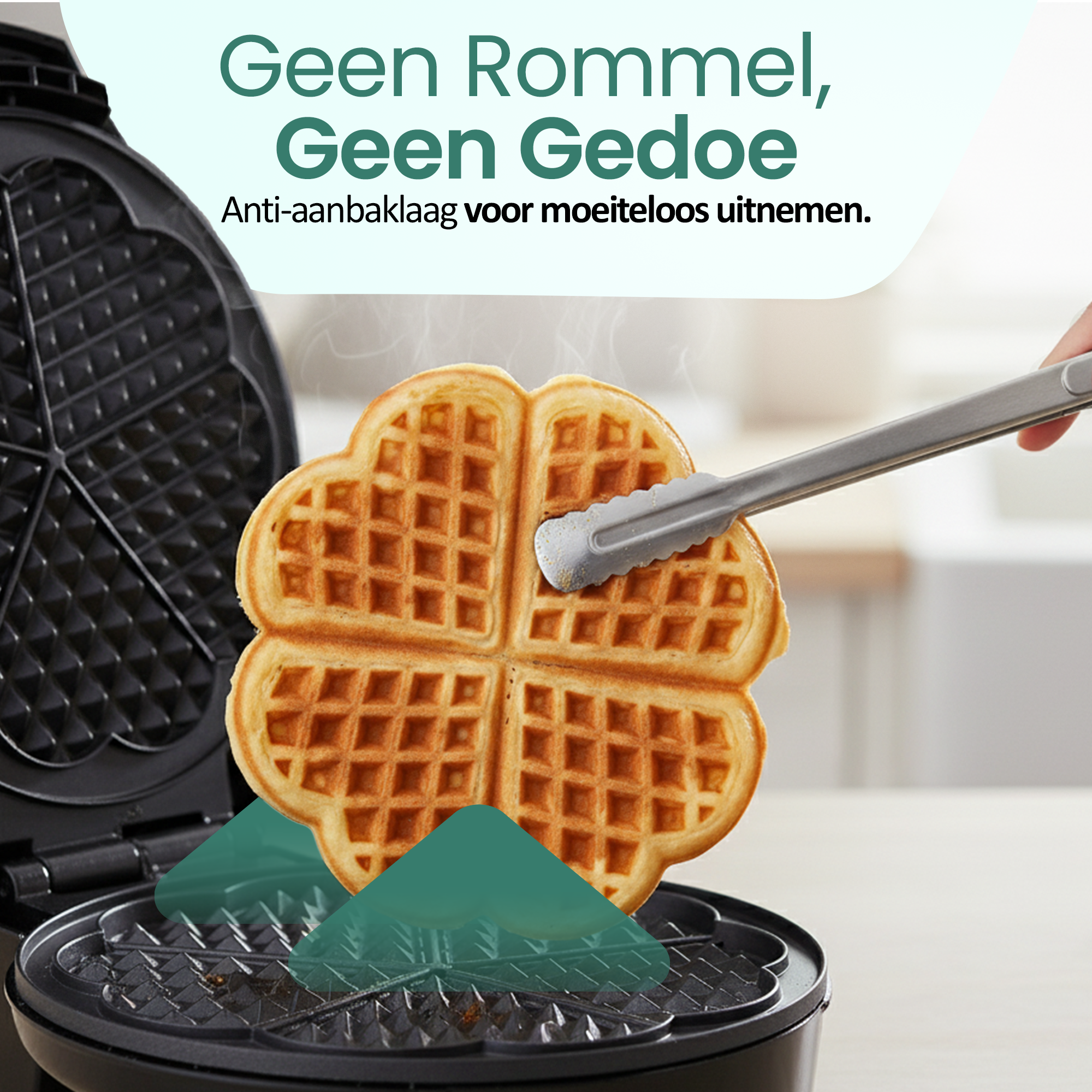 Een hartvormige wafel wordt door zilveren tangen boven een wafelijzer gehouden. Bovenstaande tekst zegt: 'Geen rommel, geen gedoe'.