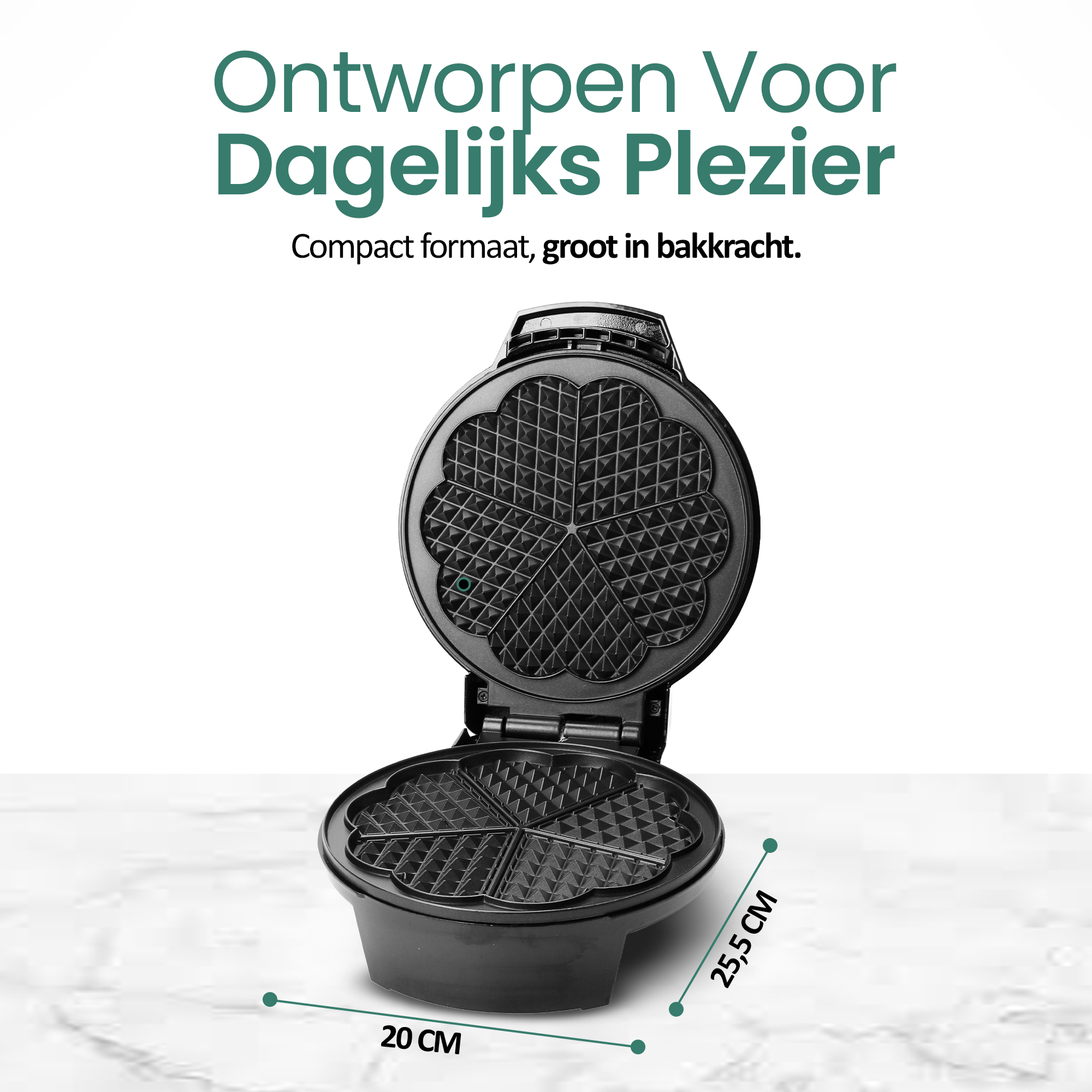 Een zwarte wafelijzer, open, met hartvormige mallen. Tekst: 'Ontworpen Voor Dagelijks Plezier'. Afmetingen: 20cm x 25,5cm.