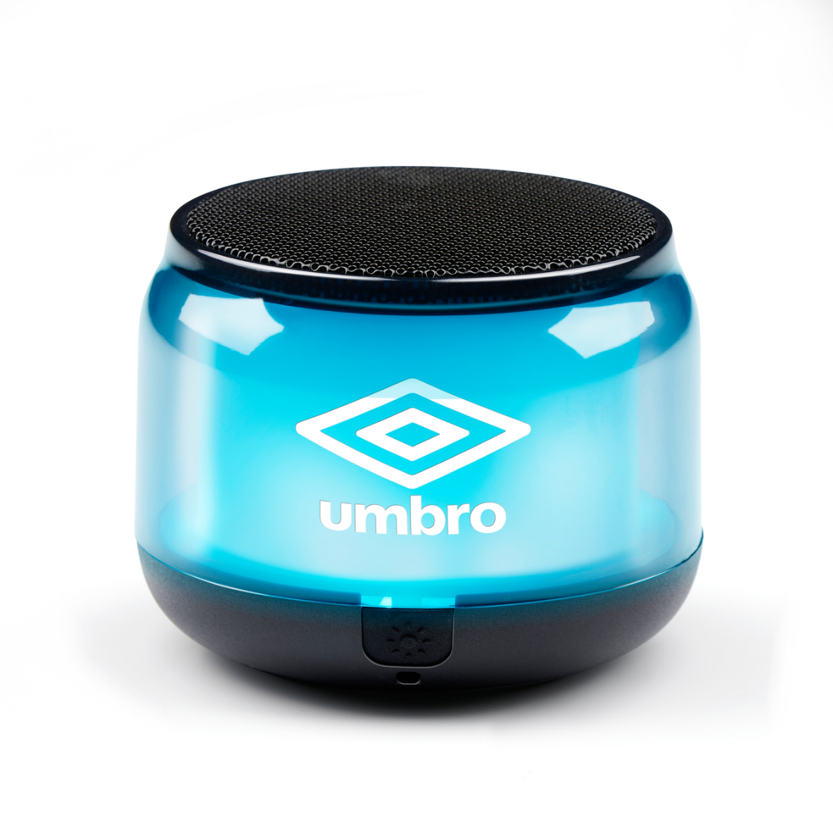 Een blauwe en zwarte Umbro-luidspreker. Hij heeft het Umbro-logo aan de voorkant. De bovenkant is zwart en de behuizing is doorschijnend blauw.