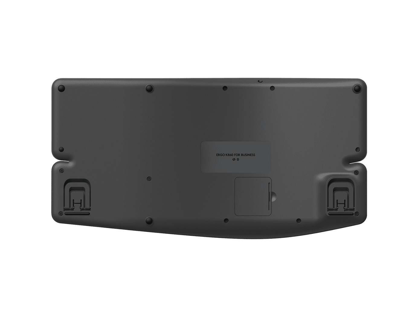 La parte inferior de un teclado ergonómico negro. Tiene varios pies de goma, un compartimento para la batería y una etiqueta que dice 'ERGO K860 FOR BUSINESS'.