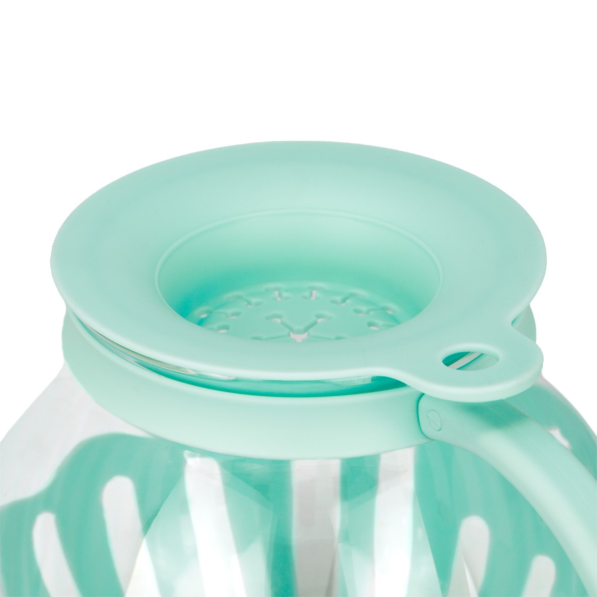 Primo piano di un colino verde acqua. Ha una parte superiore rotonda con fori, un manico e un corpo contenitore trasparente e scanalato. Sfondo bianco.