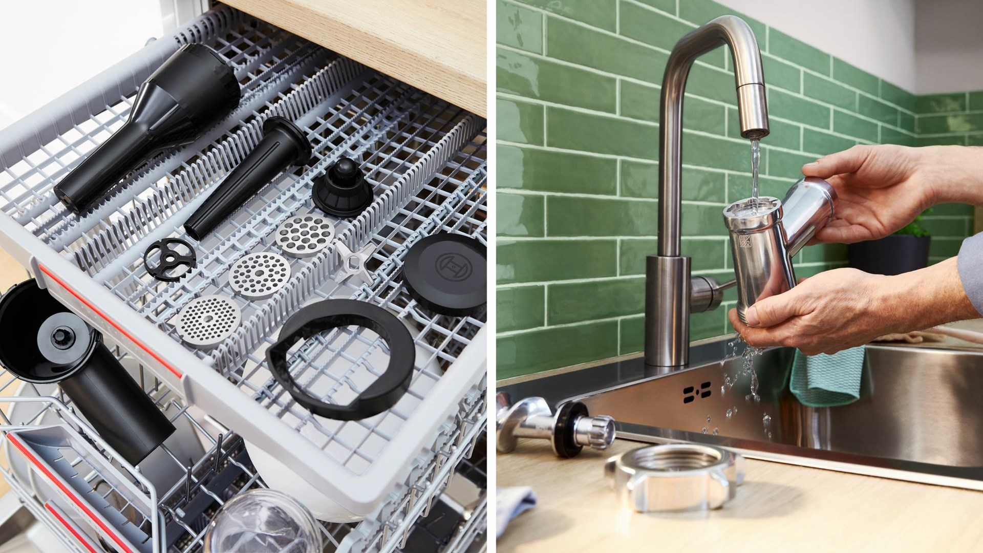 Szuflada zmywarki z czarnymi częściami urządzeń kuchennych i osoba myjąca metalową część pod kranem.